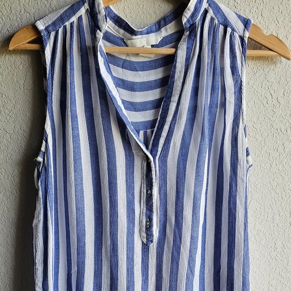 H&M blouse, size 4. Free shipping when buying a bundle - Picture 1 of 2
